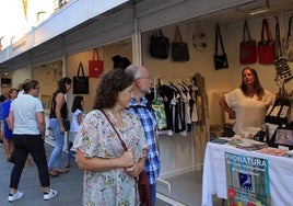 Visitantes recorren los puestos de la feria Pronatura en una edición anterior.