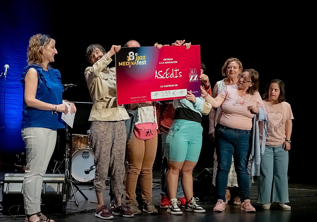 Imagen principal - Entrega de los cheques a las asociaciones de Medina del Campo 