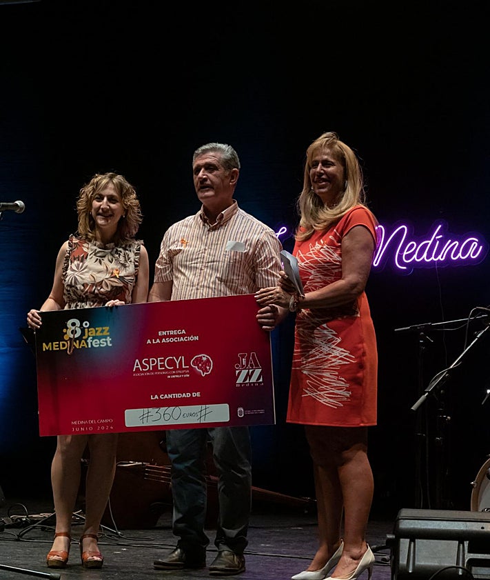 Imagen secundaria 2 - Entrega de los cheques a las asociaciones de Medina del Campo 