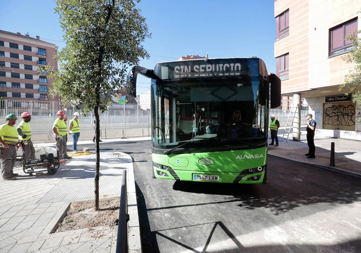 Un autobús de Auvasa prueba el giro a Padre Claret desde la calle Estación en presencia de operarios y agentes de la Policía Local.