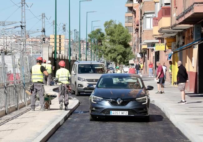 Coches circulan por Estación junto a la acera de las rampas de salida del túnel.