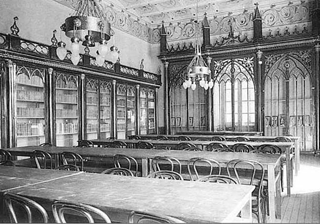 Bibllioteca de la Facultad de Medicina, en la década de 1920, antes de la restauración del edificio.