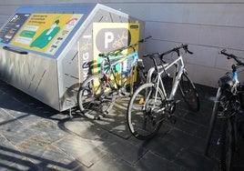 Varias bicis aparcadas en una de las zonas habilitadas en la estación Segovia-Guiomar.