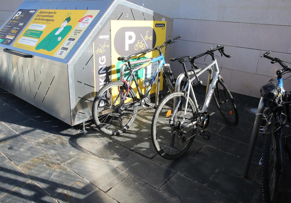 Varias bicis aparcadas en una de las zonas habilitadas en la estación Segovia-Guiomar.