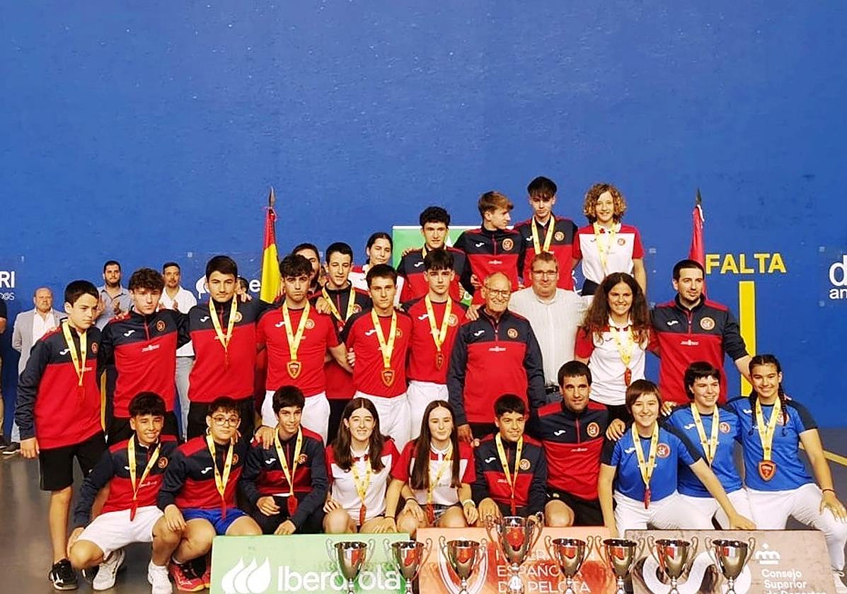 Integrantes de la federación territorial de Navarra, campeona absoluta, con sus trofeos.