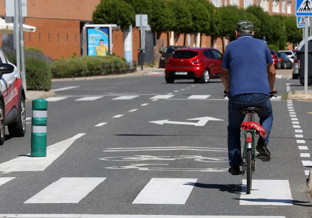 Un hombre circula por el itinerario ciclista en el barrio de Nueva Segovia.