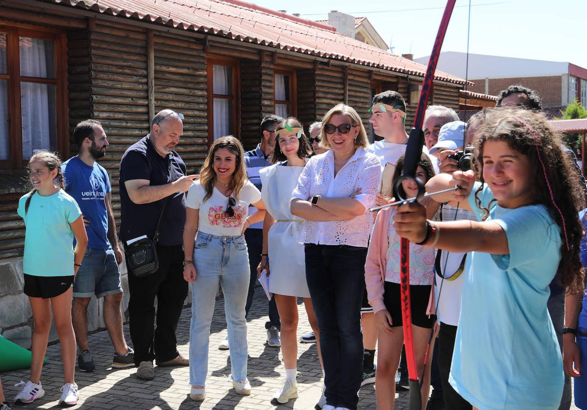 La consejera de Familia, Isabel Blanco, visita a los participantes del Campamento Multiaventura de 'Red Activa' en La Roca.