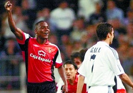 Harold Lozano celebra el gol de Fernando, el del silbido, en el empate del Real Valladolid ante el Real Madrid en el Bernabéu en la temporada 2001-2002.