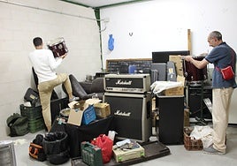 Integrantes de 'Los Desgraciaus' colocando los instrumentos en el nuevo local