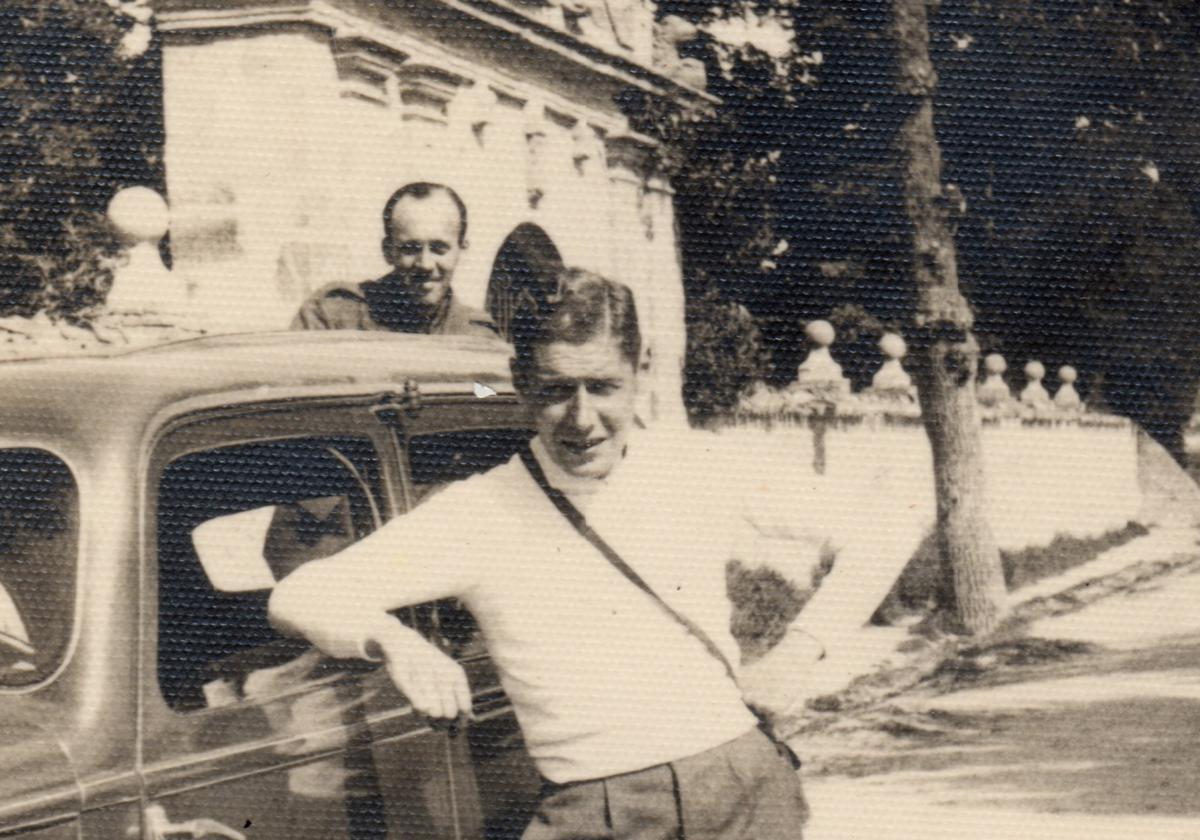 Gaetano Ferruzzi, apoyado en un coche, frente al hospital de Renedo, actual sede del Valle de los Seis Sentidos.