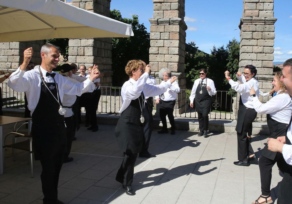 Los sumilleres segovianos bailan una jota junto al Acueducto en la festividad de su patrón, celebrada este martes.