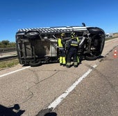 Una mujer sale ilesa del aparatoso vuelco de una furgoneta en Medina del Campo