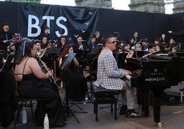 Serafín Zubiri al piano y arropado por la Banda Tierra de Segovia, en el concierto ofrecido este martes.