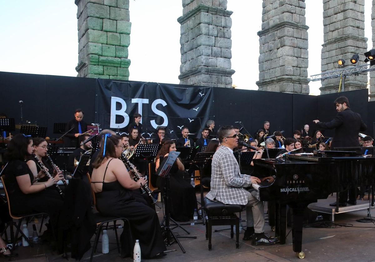 Serafín Zubiri al piano y arropado por la Banda Tierra de Segovia, en el concierto ofrecido este martes.