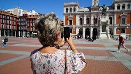 Una turista fotografía la Plaza Mayor de Valladolid