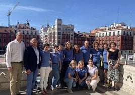 Vallkirias Pisuerga posando en el balcón del ayuntamiento con Mayte Martínez, concejala de Participación Ciudadana y Deportes, y Alejandro García Pellitero, concejal de Medioambiente.