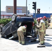 Herido tras chocar contra un camión y quedar boca abajo en la avenida de Zamora