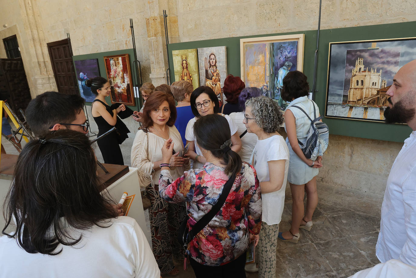 Veintisiete artistas palentinos exponen en el claustro de la Catedral