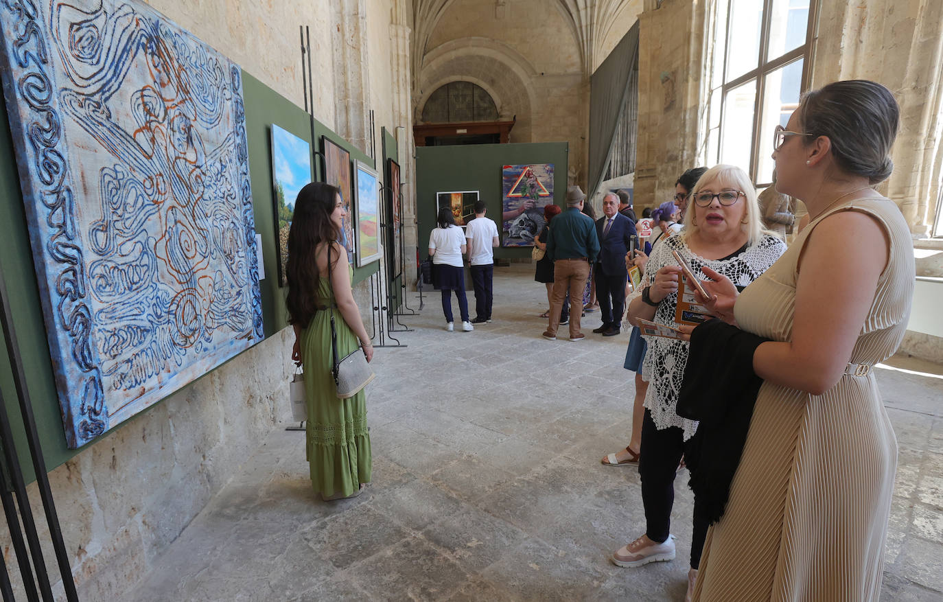 Veintisiete artistas palentinos exponen en el claustro de la Catedral