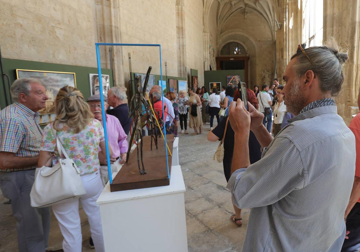 Veintisiete artistas palentinos exponen en el claustro de la Catedral