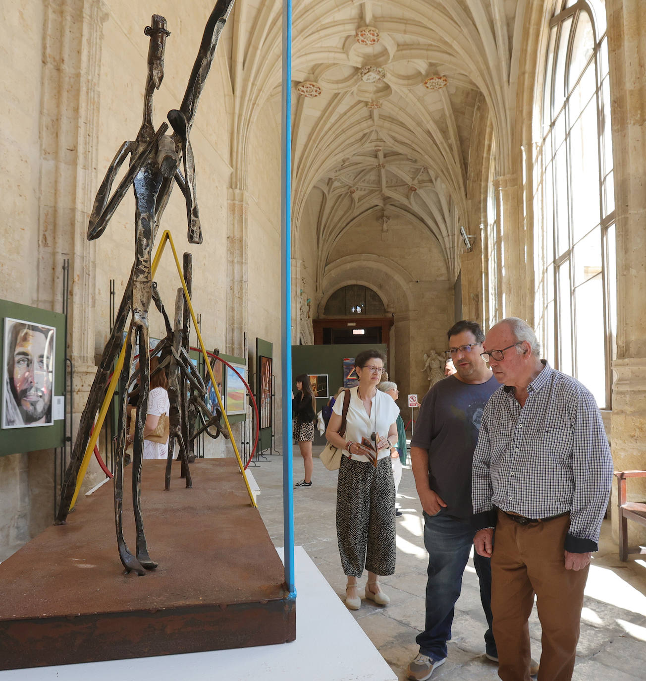 Veintisiete artistas palentinos exponen en el claustro de la Catedral