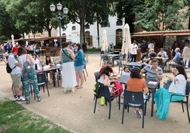 Comensales sentados en las terrazas colocadas junto a las casetas de la feria de Día de Segovia.