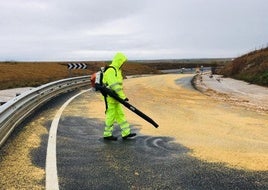 Trabajos de limpieza en una carretera del Estado.