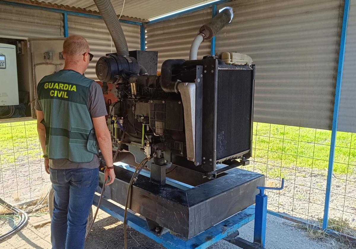 Un agente de la Guardia Civil, con parte del material robado.