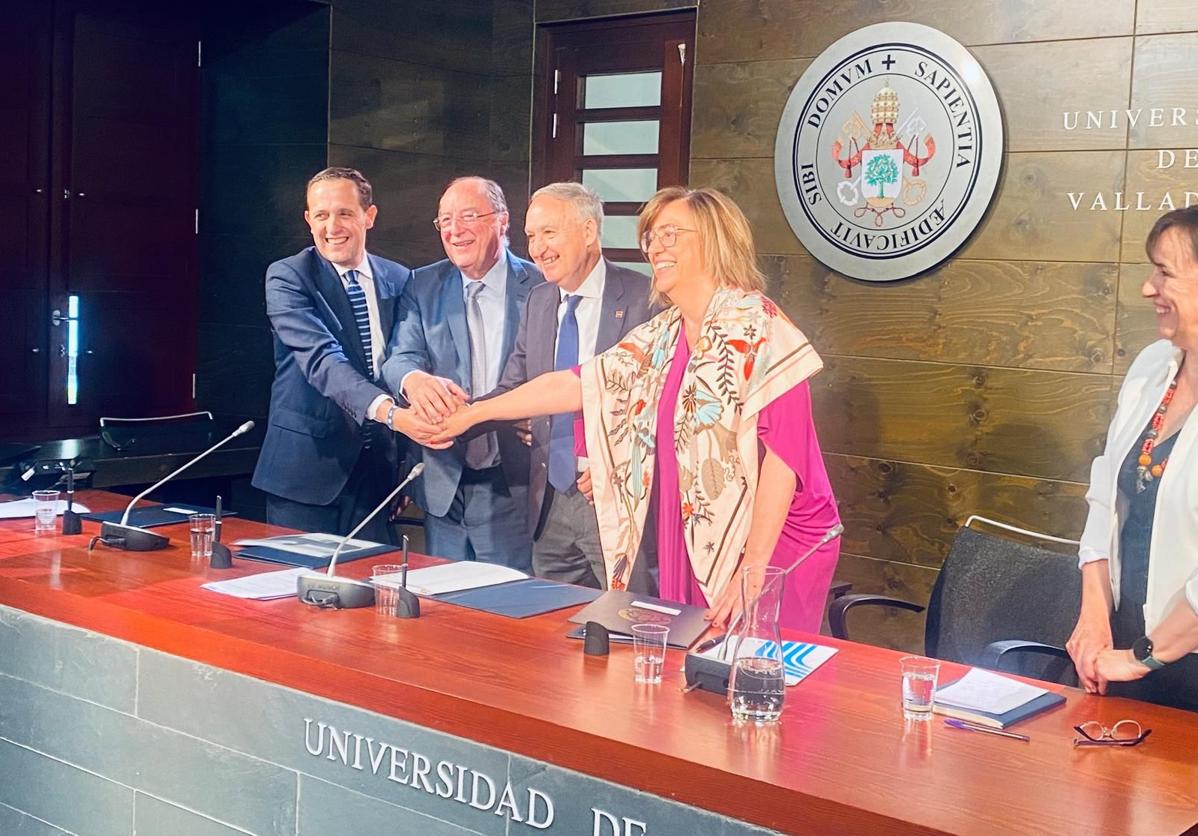 Firma del acuerdo para la nueva cátedra de estudios vitivinícolas.