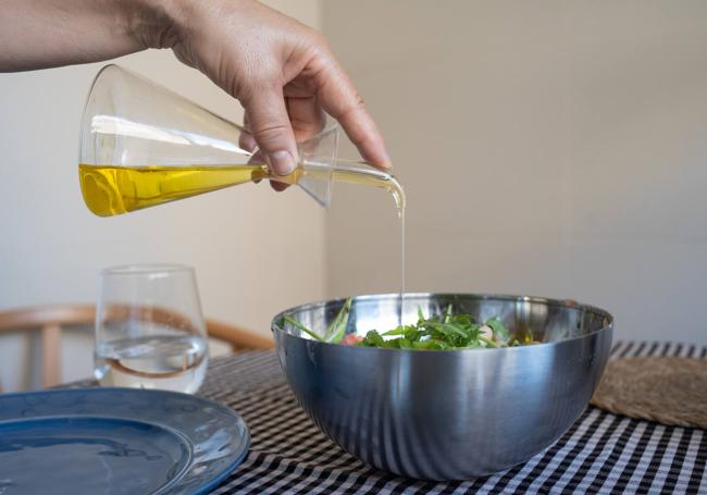 Aceite de oliva para condimentar una ensalada.