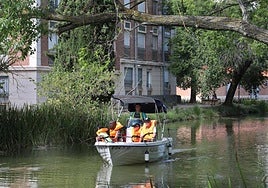 Embarcación en el ramalillo del Canal de Castilla.