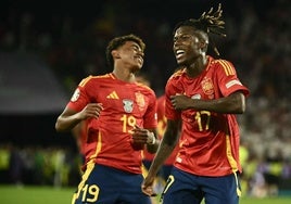 Nico Williams, en primer término, y Lamine Yamal, celebran un gol en el partido ante Georgia.