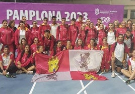 La selección absoluta de Castilla y León, posando con la bandera de la comunidad.