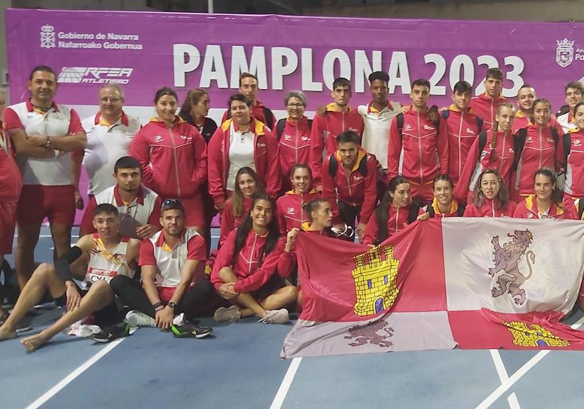 La selección absoluta de Castilla y León, posando con la bandera de la comunidad.