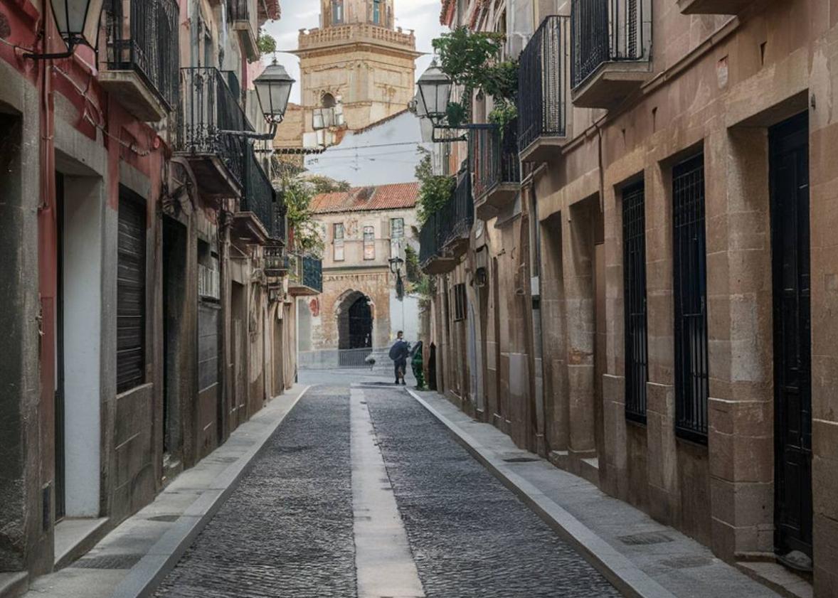 Imagen principal - Arriba, 'se parece' a Santo Domingo de Guzmán. Abajo, lo que da cuando le pides la Plaza Mayor.