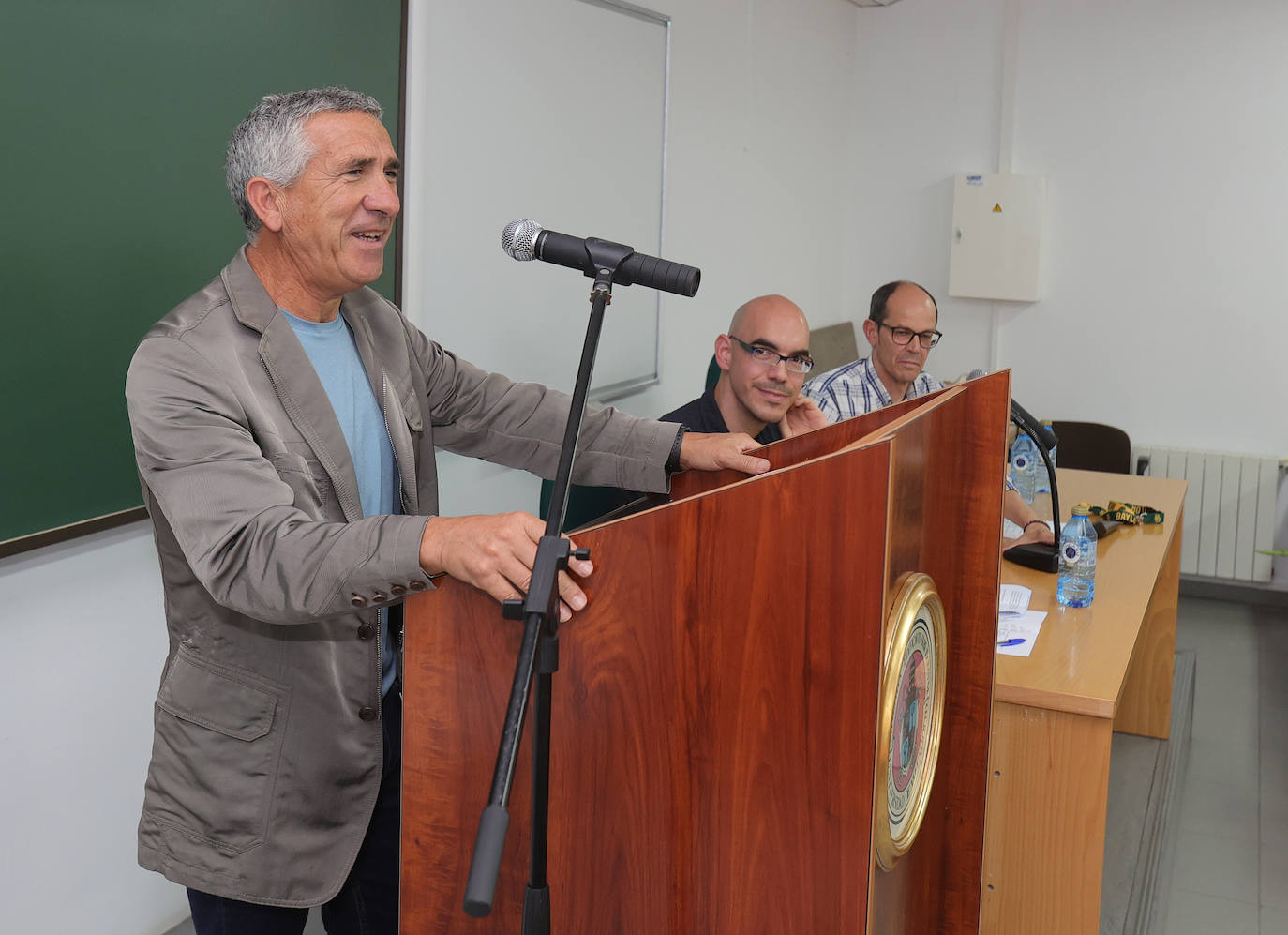 Homenaje a Enrique Delgado tras 47 años en el campus de Palencia