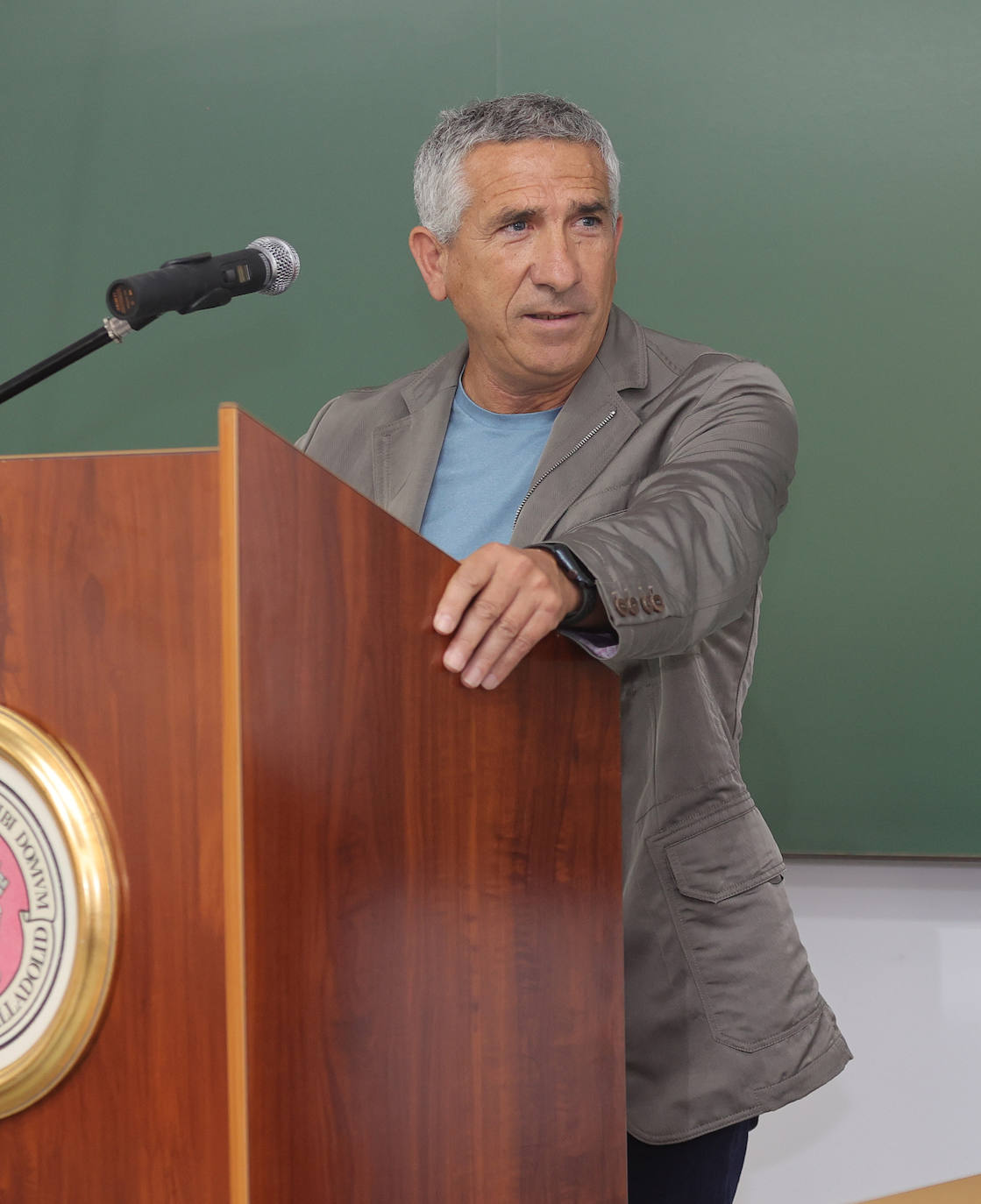 Homenaje a Enrique Delgado tras 47 años en el campus de Palencia