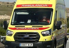 Ambulancia del 112 circula por una carretera de la provincia de Segovia.
