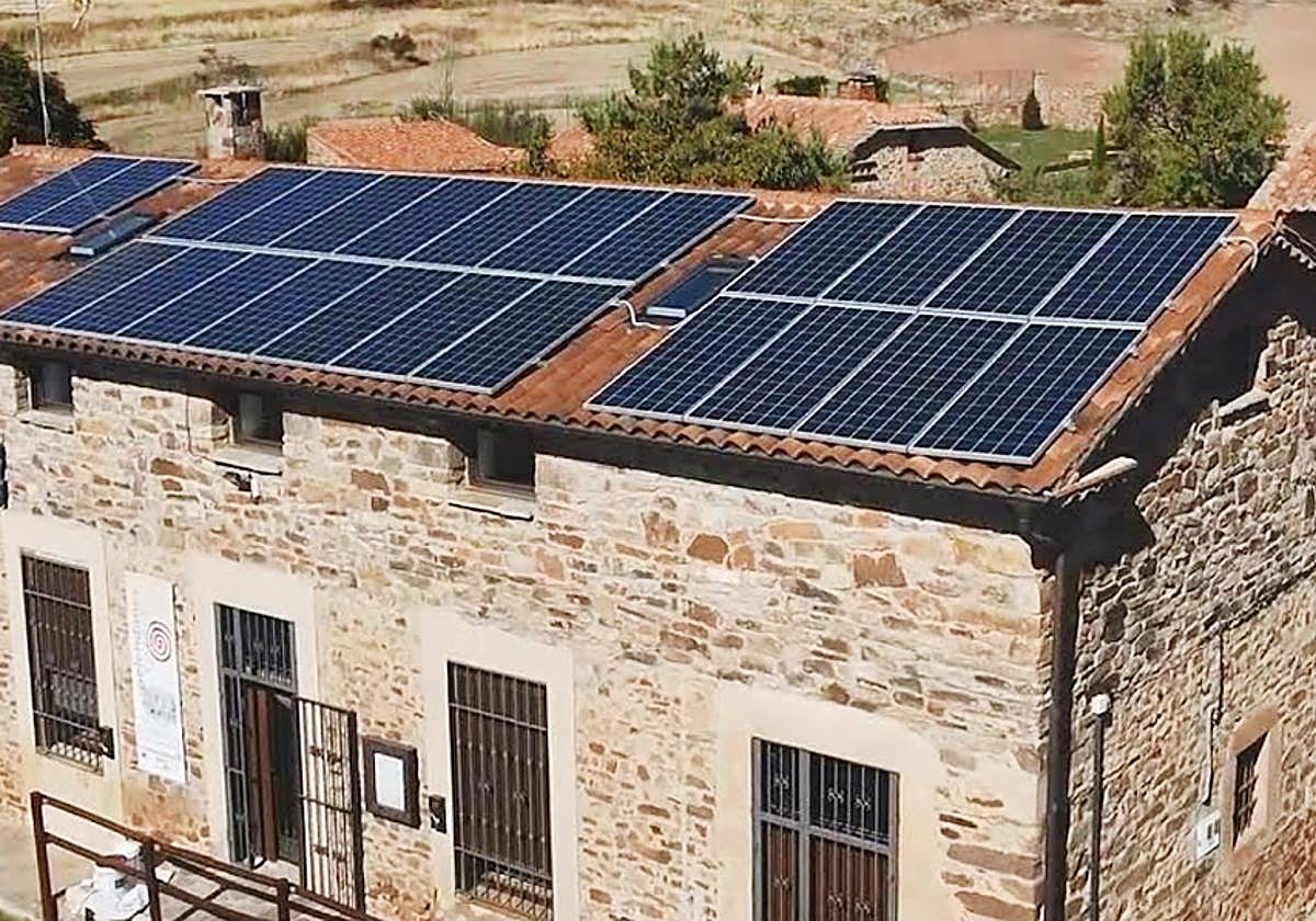 Placas solares en una vivienda rural