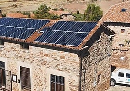Placas solares en una vivienda rural