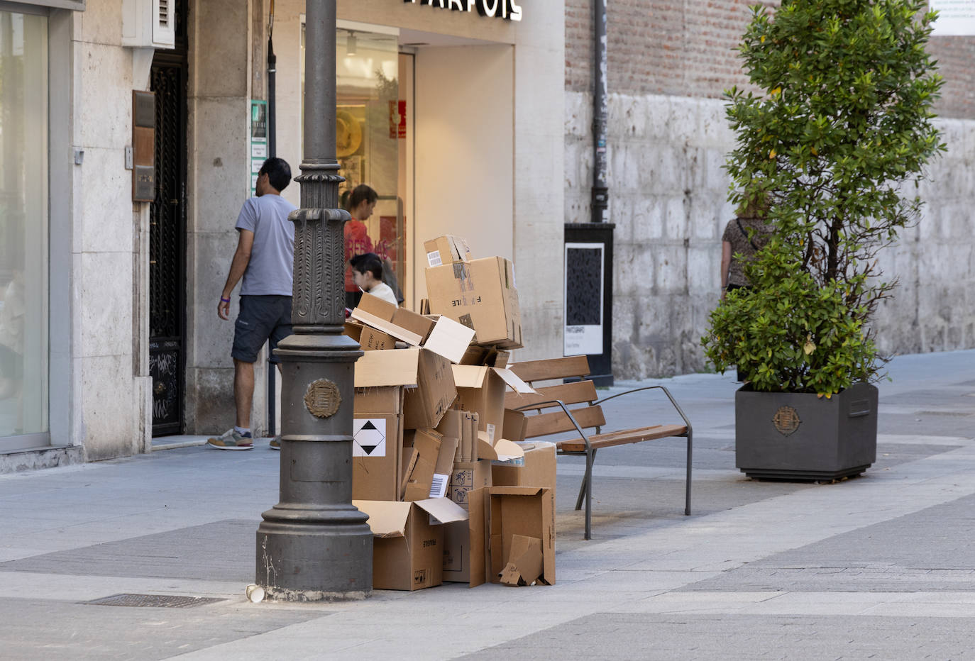 Cartón en la puerta de un comercio de calle Santiago a la espera de ser recogido