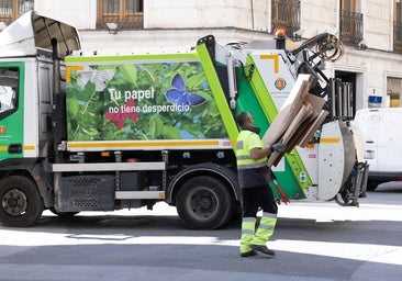 La recogida de cartón puerta a puerta, un éxito entre los comercios del centro