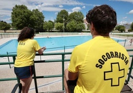 Dos socorristas en la piscina vallisoletana de Canterac al inicio de esta temporada.