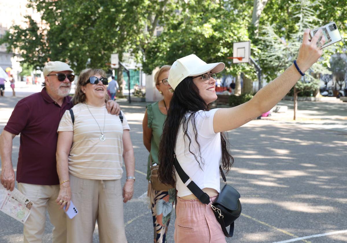 Un grupo de turistas se hace un 'selfi' en la Acera de Recoletos.