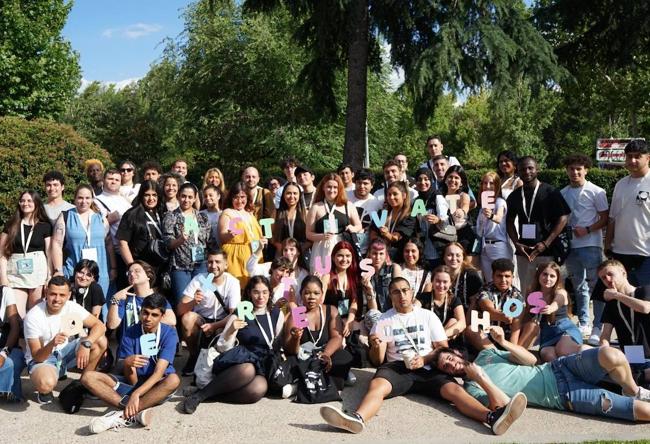 Los jóvenes participantes en el encuentro con la ministra.