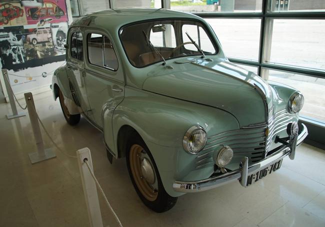 El coche restaurado por Enrique Martí y estacionado en el Museo de la Ciencia.