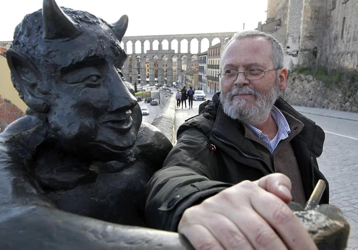 José Antonio Abella estrecha la mano de la escultura del diablillo de San Juan.