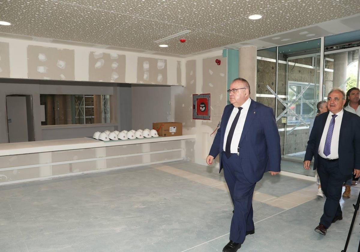 El consejero de Sanidad y el delegado de la Junta visitan las obras del nuevo centro de salud de Aguilar.