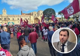 Manifestación por la autonomía leonesa y Óscar Puente, durante la entrevista.