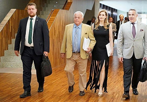 Santonja a su llegada a las Cortes.